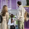 Drepturi pasageri zboruri anulate – familie în aeroport privind panoul de plecări în fața zonei Fast Track