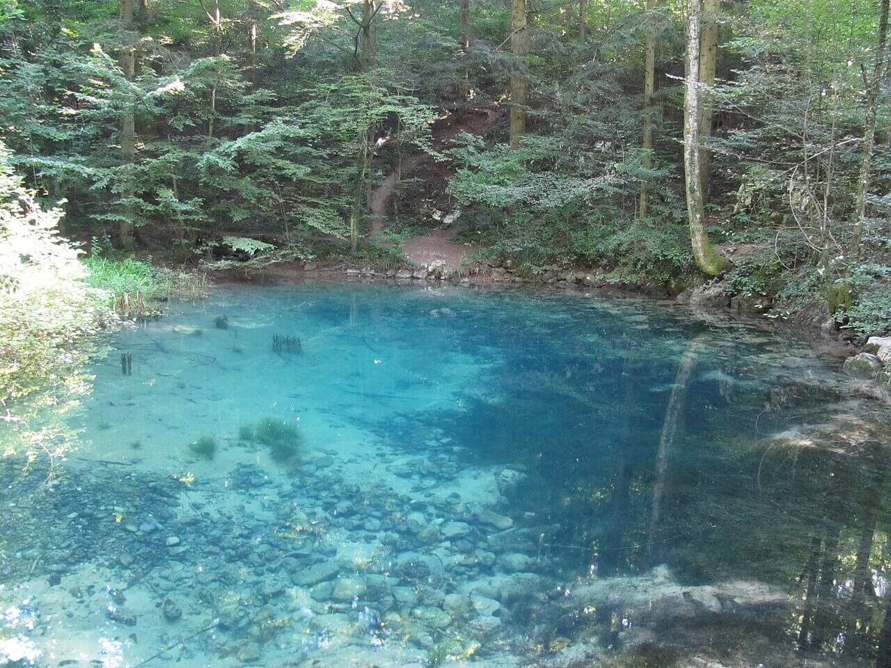 Lacul Ochiul Beiului din Cheile Nerei, lac carstic cu apă turcoaz alimentat de un izbuc subteran, județul Caraș-Severin