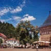 Destinații turistice județul Neamț – Piața centrală din Piatra Neamț cu Turnul lui Ștefan cel Mare și Biserica Sfântul Ioan