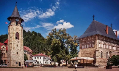 Destinații turistice județul Neamț – Piața centrală din Piatra Neamț cu Turnul lui Ștefan cel Mare și Biserica Sfântul Ioan