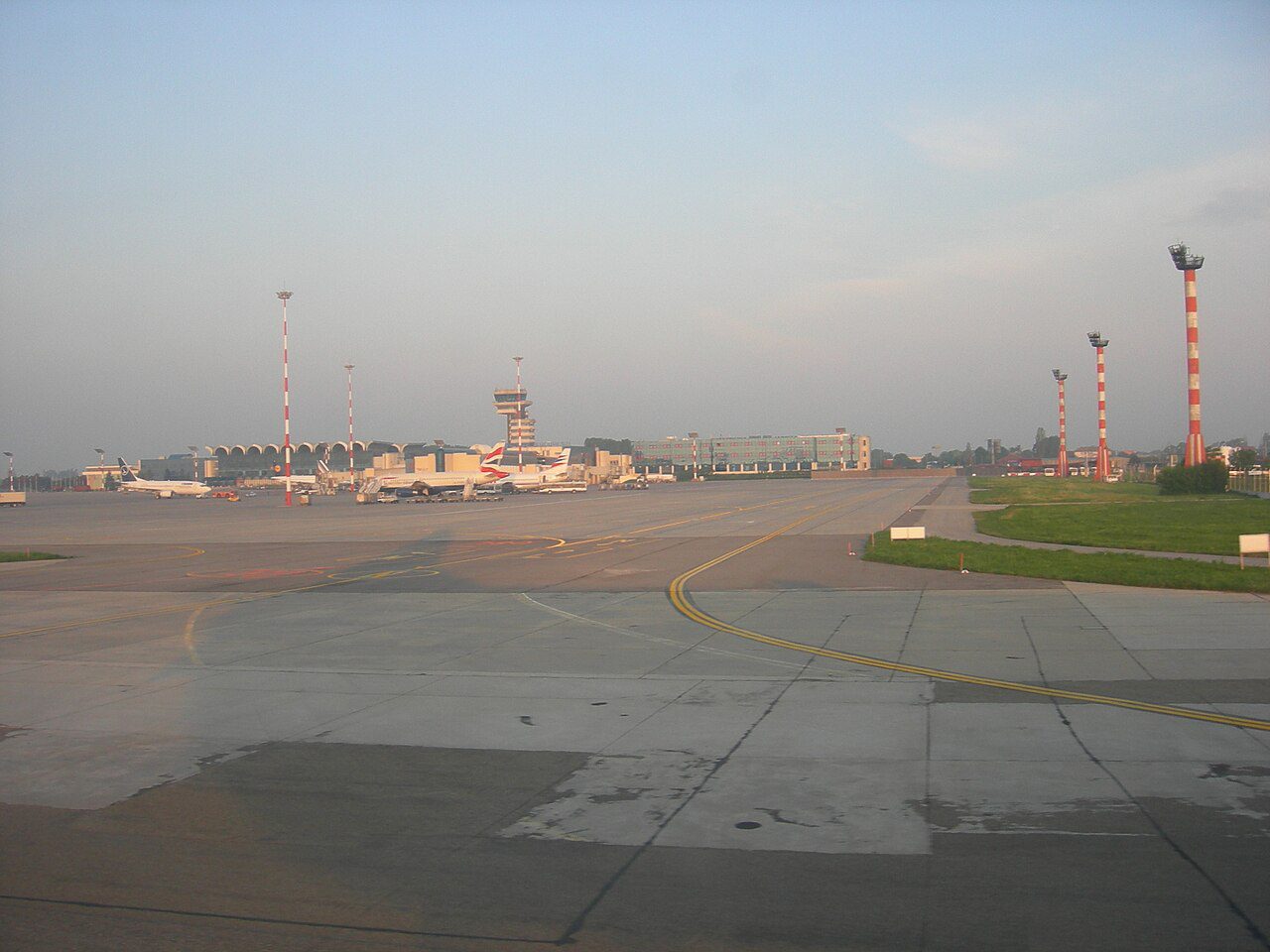 Modernizare pistă Henri Coandă – vedere asupra pistei și platformei Aeroportului Internațional Henri Coandă București