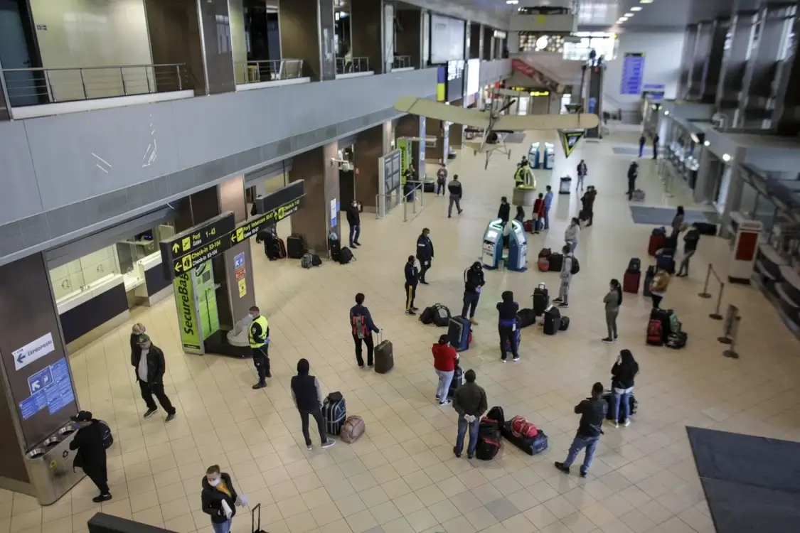 Repatriere români Orientul Mijlociu – pasageri în terminalul Aeroportului Internațional Henri Coandă București