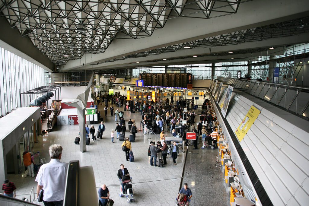 Trafic aerian Europa 2050 – terminal aglomerat al Aeroportului Internațional Frankfurt, unul dintre cele mai mari hub-uri aeroportuare din Europa