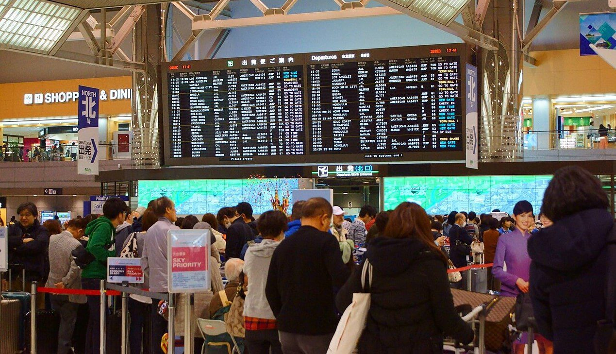 Trafic aerian mondial 2050 – pasageri în terminalul aglomerat al Aeroportului Internațional Tokyo Narita, unul dintre cele mai mari aeroporturi din Asia Pacific