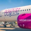 Avion Wizz Air pe aeroport, ilustrând testarea serviciilor digitale la bord și a divertismentului în timpul zborului