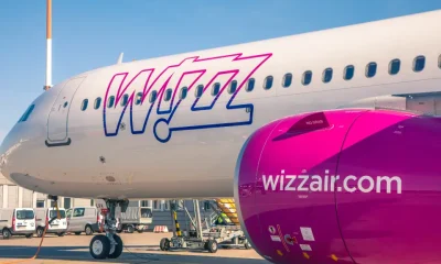 Avion Wizz Air pe aeroport, ilustrând testarea serviciilor digitale la bord și a divertismentului în timpul zborului
