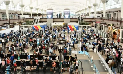 pasageri într-un terminal aglomerat ilustrând fluxuri de pasageri în aeroporturi