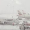 aeronave pe aeroport în timpul unei furtuni de iarnă ilustrând operațiuni TAROM în vreme severă