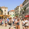turiști într-un oraș european aglomerat, exemplu de reguli noi pentru turiști în Europa