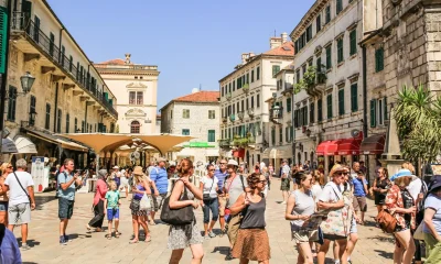 turiști într-un oraș european aglomerat, exemplu de reguli noi pentru turiști în Europa