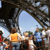 turiști la Turnul Eiffel în Paris, exemplu de taxe turistice în orașele europene