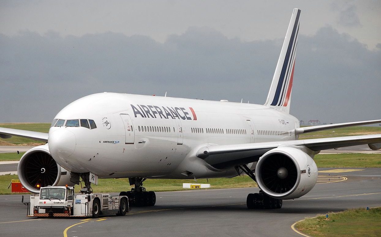 Avion Air France Boeing 777 la Paris CDG. Compania a dublat suprataxe combustibil pe zboruri intercontinentale în 2026