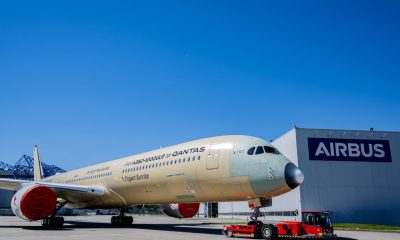 Primul Airbus A350-1000ULR MSN707 pentru Qantas Project Sunrise tracționat din hangarul Airbus Toulouse la rollout-ul din 12 aprilie 2026