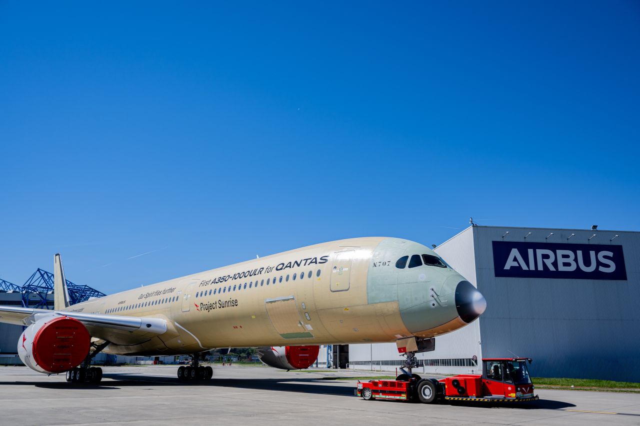 Primul Airbus A350-1000ULR MSN707 pentru Qantas Project Sunrise tracționat din hangarul Airbus Toulouse la rollout-ul din 12 aprilie 2026