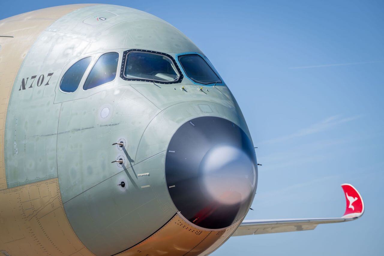 Nose-ul primului Airbus A350-1000ULR MSN707 pentru Qantas Project Sunrise fotografiat la Toulouse în aprilie 2026 fără livrea finală
