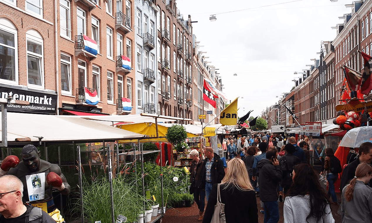 Piața Albert Cuyp din cartierul De Pijp Amsterdam, cu tarabe și lume, city break Amsterdam 2026