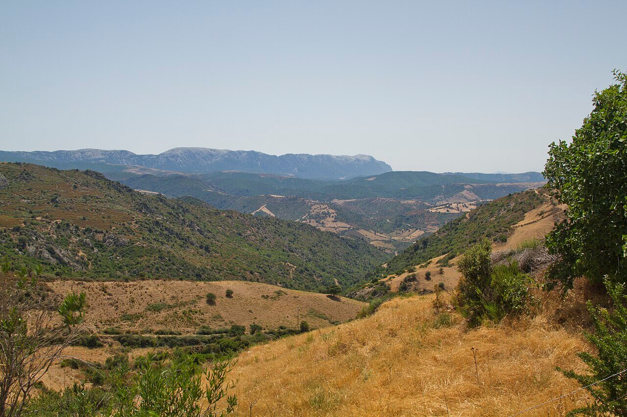 Peisaj montan din provincia Nuoro, Sardinia, prima dintre cele cinci Zone Albastre asociate cu longevitate