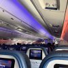 Avion Delta Air Lines în zbor — Delta alege Amazon Leo în locul Starlink pentru Wi-Fi la bord