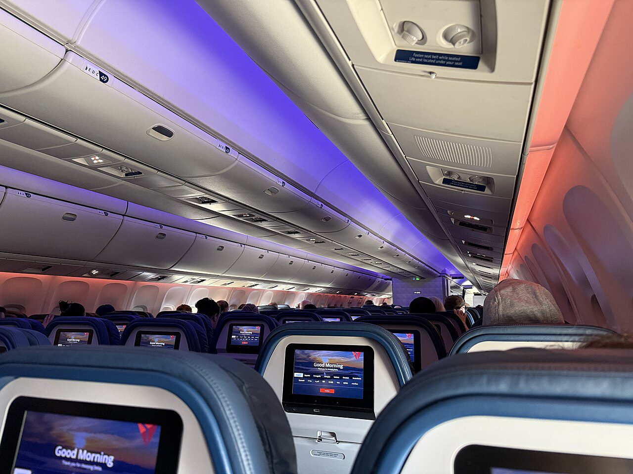 Avion Delta Air Lines în zbor — Delta alege Amazon Leo în locul Starlink pentru Wi-Fi la bord