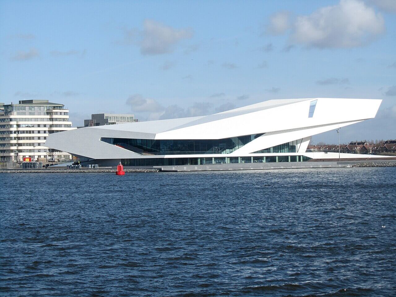 Clădirea Eye Filmmuseum din Amsterdam-Noord văzută de pe râul IJ, cartier creativ accesibil cu feribotul gratuit, city break Amsterdam 2026