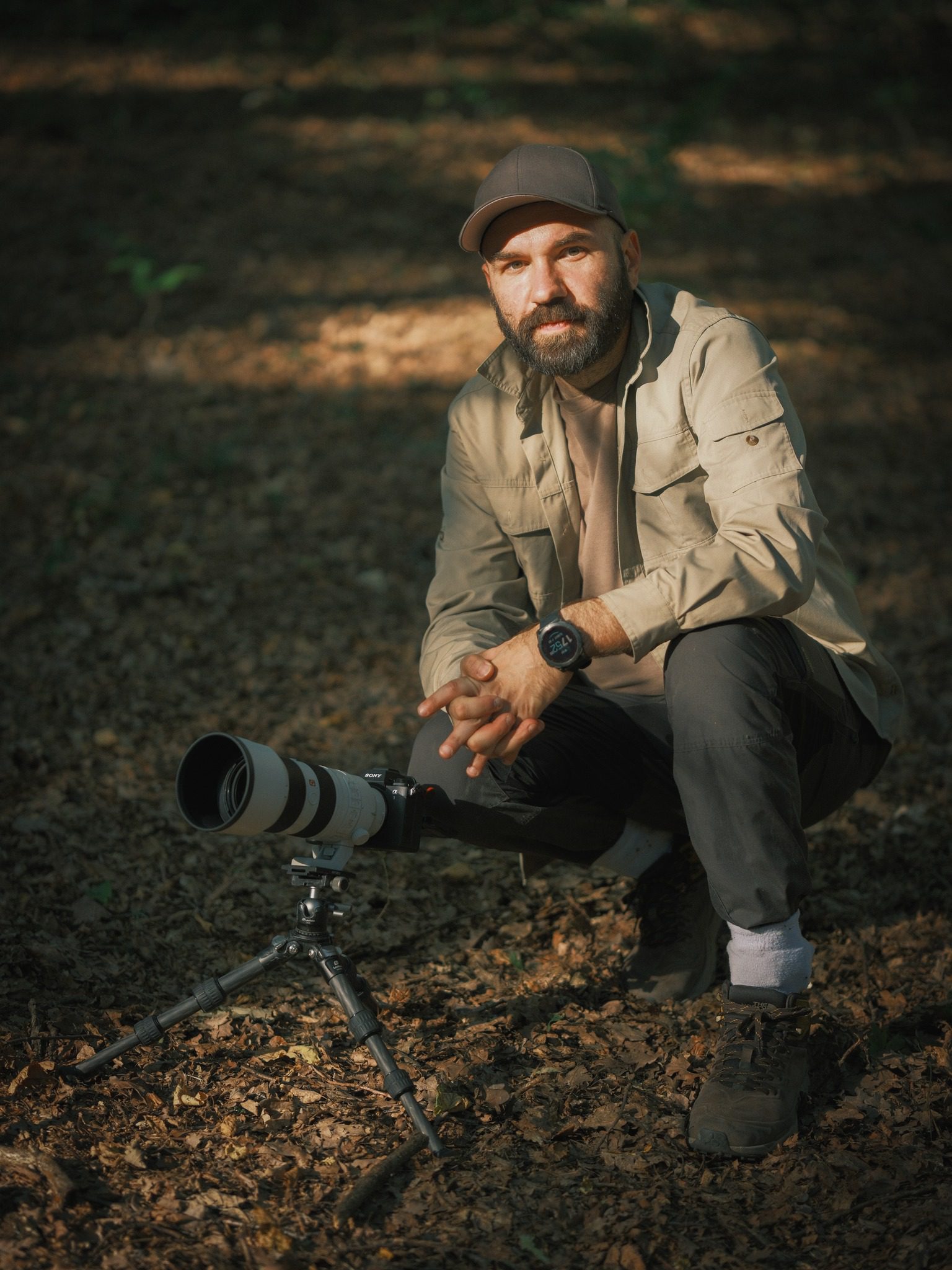 George Vlad în pădure, autorul înregistrărilor din Vânători Neamț publicate pe Earth FM