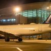 avion Lufthansa pe aeroport noaptea, în contextul în care lufthansa reduce capacitatea zborurilor și scoate aeronave din operare