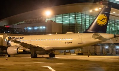 avion Lufthansa pe aeroport noaptea, în contextul în care lufthansa reduce capacitatea zborurilor și scoate aeronave din operare