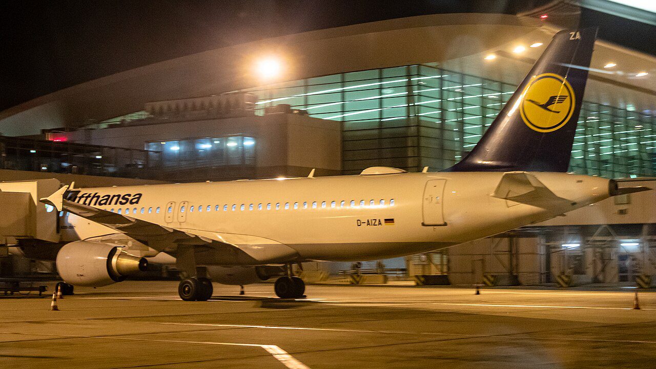 avion Lufthansa pe aeroport noaptea, în contextul în care lufthansa reduce capacitatea zborurilor și scoate aeronave din operare