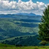 Peisaj montan din Parcul Natural Vânători Neamț, primul loc din România prezent pe Earth FM