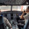 Vedere din cockpit spre un orizont nocturn, ilustrând siguranța aviatică în zone de conflict.