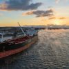 Tanker petrolier pe apă la apus, ilustrând perturbările din lanțul de aprovizionare cu combustibil pentru avioane în Europa în 2026