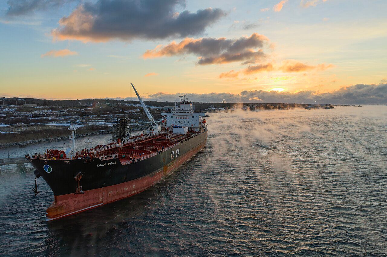 Tanker petrolier pe apă la apus, ilustrând perturbările din lanțul de aprovizionare cu combustibil pentru avioane în Europa în 2026