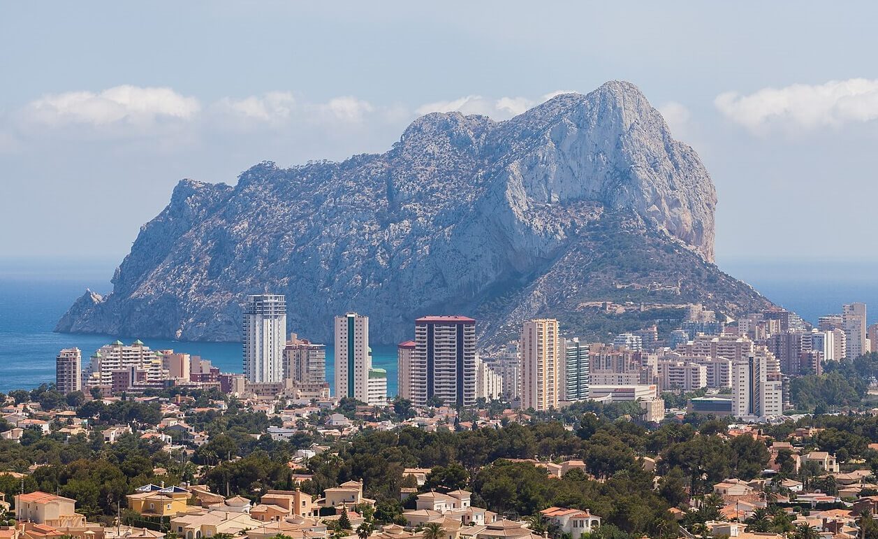 Stânca Peñón de Ifach domină skyline-ul stațiunii Calpe, una dintre destinațiile-cheie pentru o vacanță Costa Blanca 2026