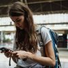 Pasager folosind o aplicație de rezervare a biletelor de avion pe smartphone