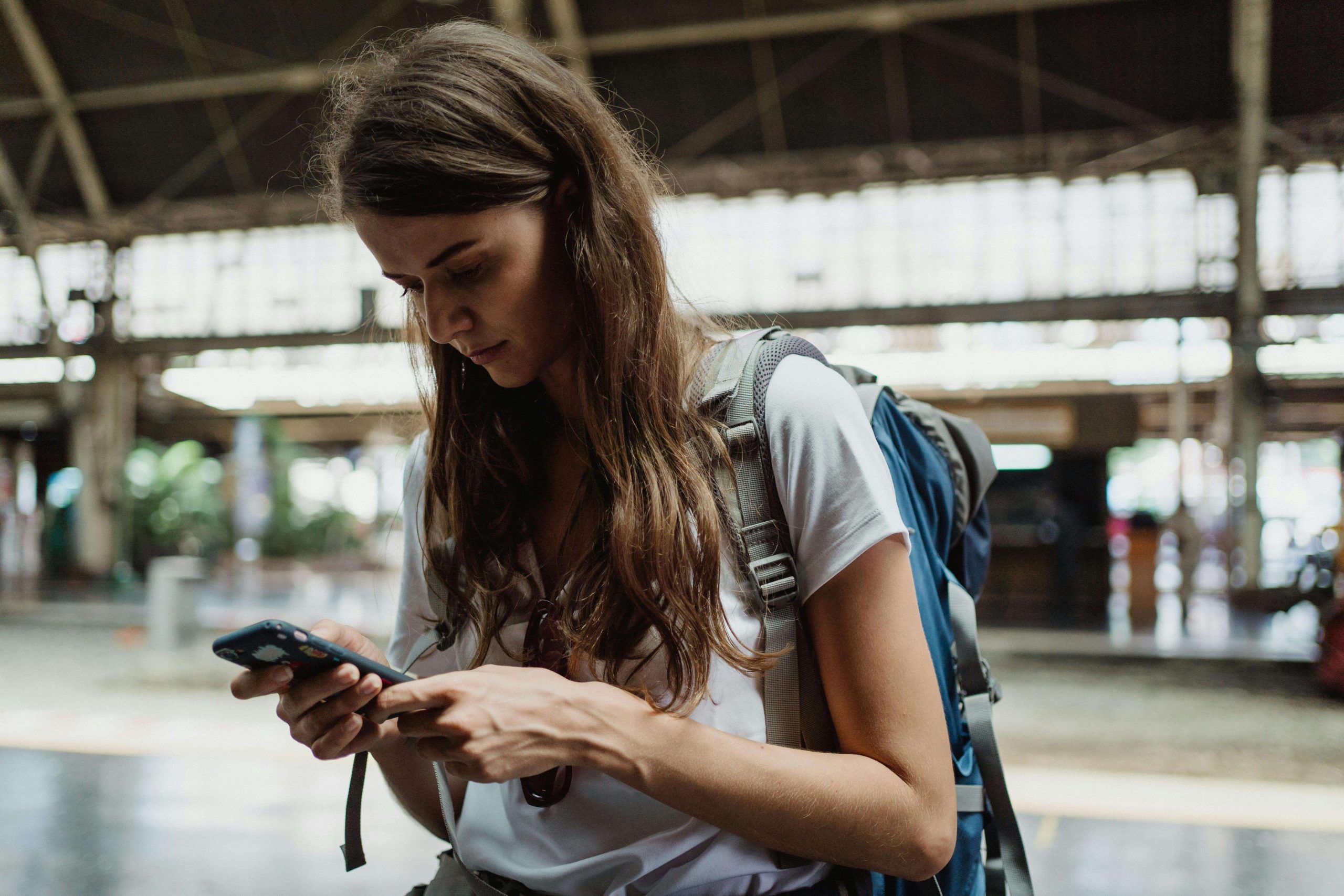 Pasager folosind o aplicație de rezervare a biletelor de avion pe smartphone