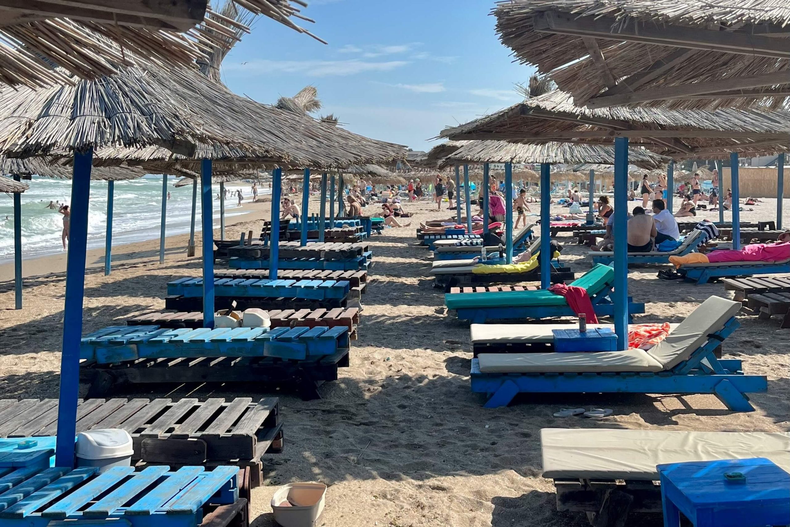 Litoral 1 mai 2026 - plajă cu șezlonguri și umbrele goale pe litoralul românesc