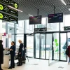 Trafic aerian aprilie 2026: poartă de îmbarcare în terminal aeroport
