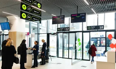 Trafic aerian aprilie 2026: poartă de îmbarcare în terminal aeroport