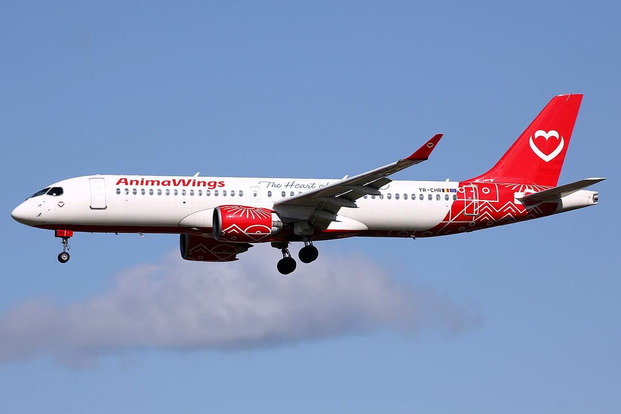 Aeronavă Airbus A220-300 AnimaWings în zbor, tipul de avion folosit pe rutele noi spre Olbia și Salonic