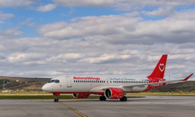 Aeronavă AnimaWings Airbus A220-300 rulând pe un aeroport regional din România