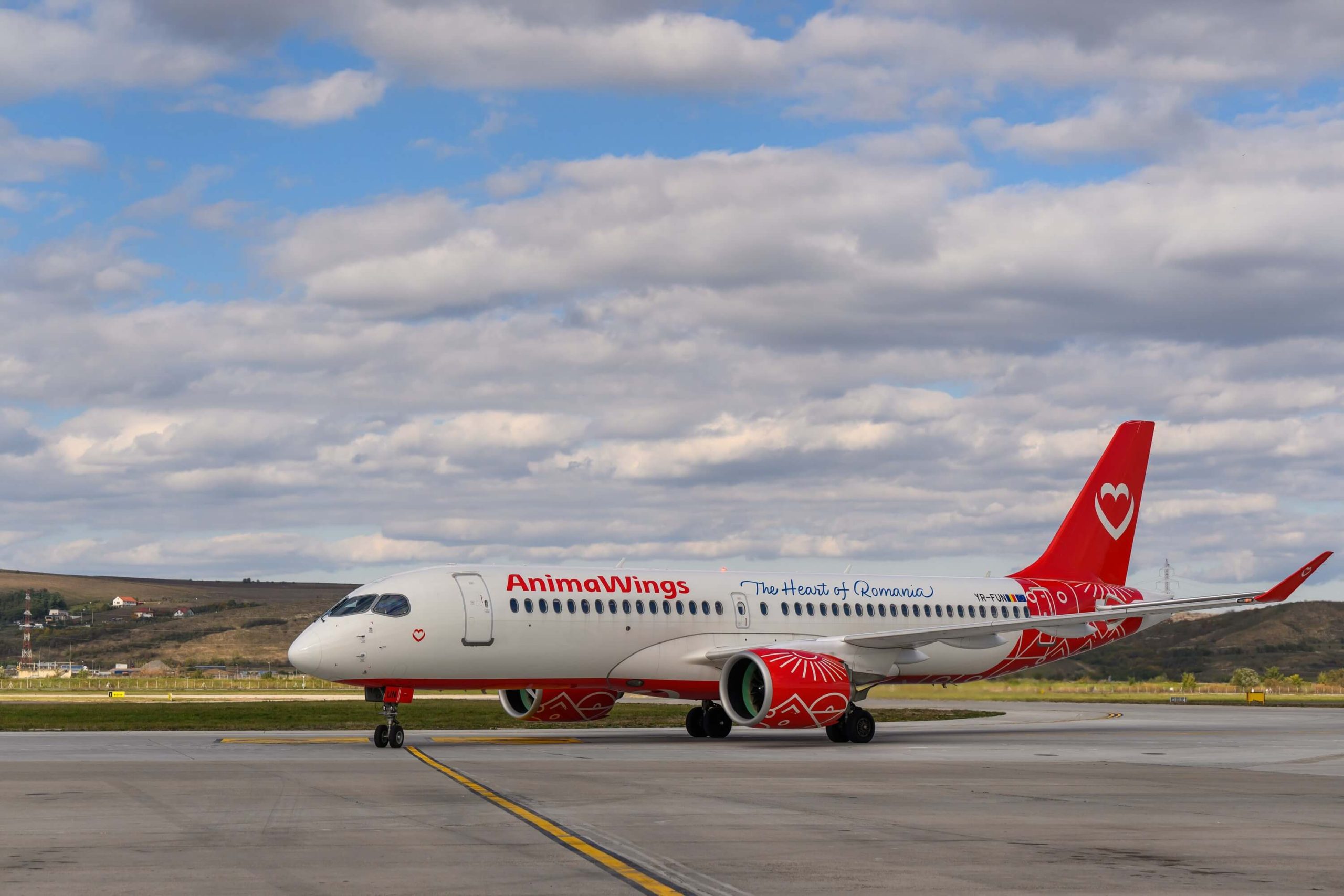 Aeronavă AnimaWings Airbus A220-300 rulând pe un aeroport regional din România