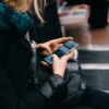 Femeie care folosește un smartphone, ilustrare pentru platforma de vacanțe Wizz Holidays