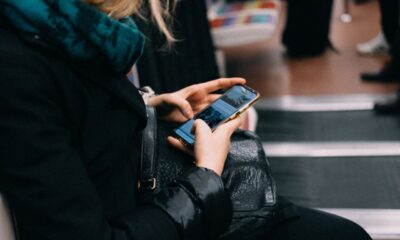 Femeie care folosește un smartphone, ilustrare pentru platforma de vacanțe Wizz Holidays