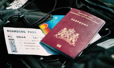 Pașaport, carte de îmbarcare și carduri bancare pe un bagaj, ilustrând procedura pentru obținerea unui titlu de călătorie