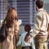 Destinații pentru familii cu copii: părinți și fetiță în fața panoului de plecări dintr-un aeroport