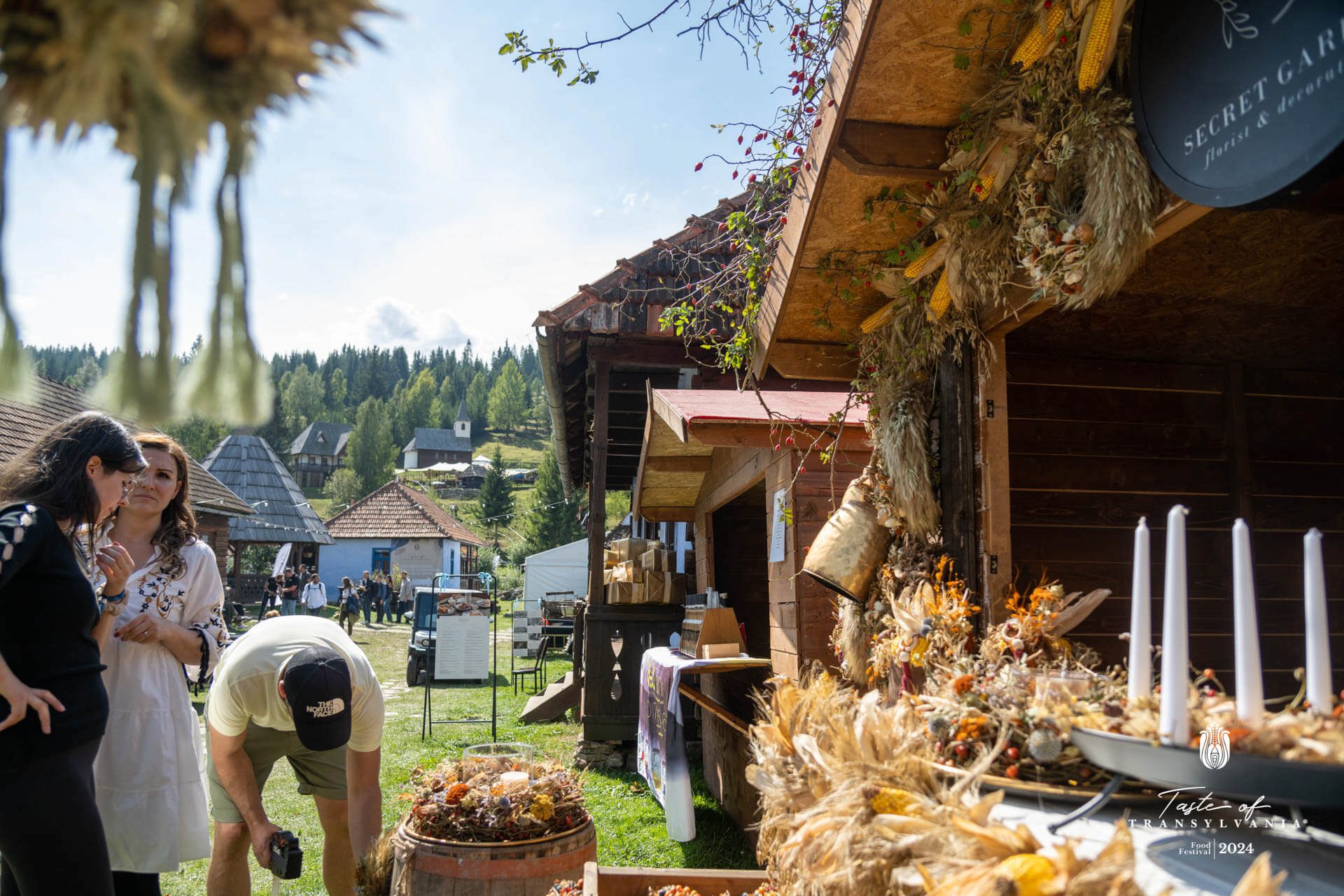 Vizitatori la Taste of Transylvania, în satul-muzeu Gyimesi Skanzen din Lunca de Jos