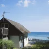 Cabană cu balcon din lemn pe malul Mării Baltice, în Skåne, locația unui sejur gratuit în Suedia