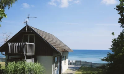 Cabană cu balcon din lemn pe malul Mării Baltice, în Skåne, locația unui sejur gratuit în Suedia