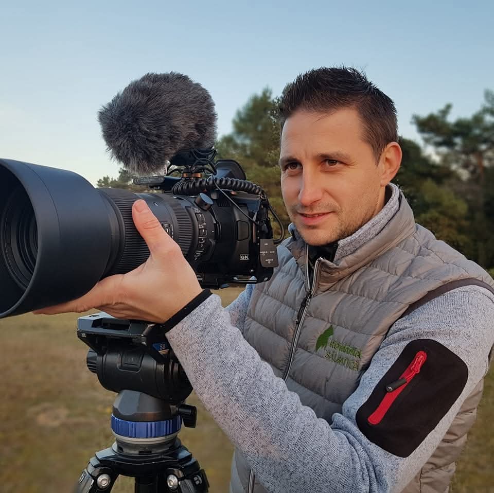 Regizorul Cosmin Dumitrache, autorul documentarului Hoinari prin Munți, la camera de filmat