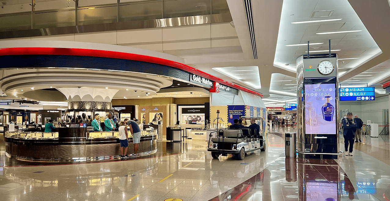 Zona duty free din terminalul Aeroportului Internațional Dubai